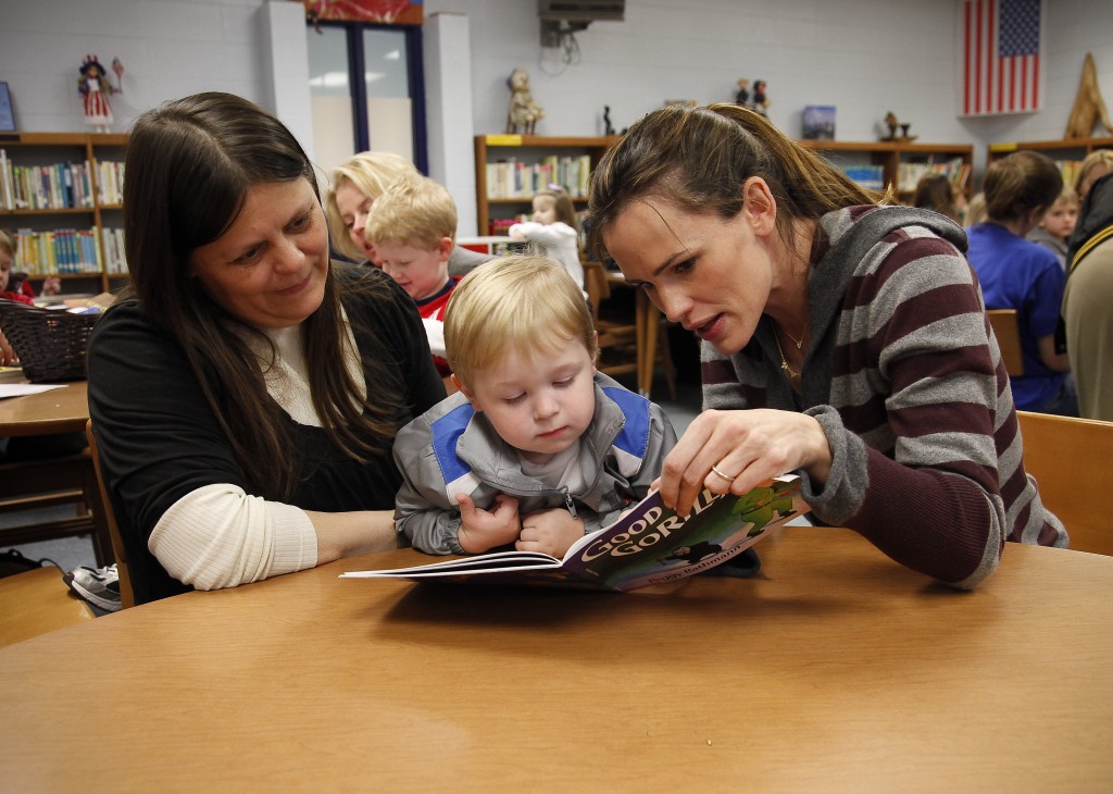 Actress Jennifer Garner visits with school children who are participants of a Save the Children reading program at LBJ Elementary School in Kentucky as part of the Idol Gives Back charity series. Photo by David Stephenson
